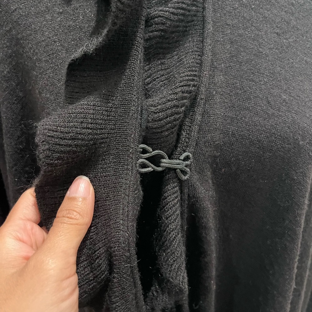Black Ruffled Cape - Picture 5 of 11